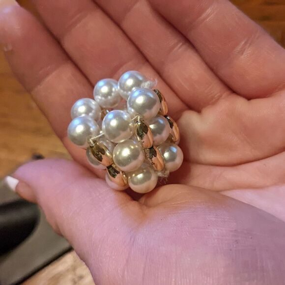 Stretchy faux pearl beaded statement ring - Picture 2 of 8